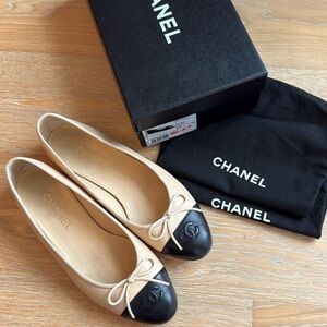 CHANEL CC logo 39 9 black tan lambskin leather ballet flat excellent condition